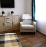 Privát Veľký Meder 2402 - dvojlôžková izba Klasik  (14 m&amp;sup2;):   (1 x  spojené postele),  vlastná kúpeľňa v izbe (sprchovací kút, WC v kúpeľni), káblová TV, spoločná kuchyňa, chladnička, rýchlovarná konvica, mikrovlnka, dvojplatnička, parkovacie miesto, prízemie