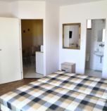Privát Veľký Meder 2402 - dvojlôžková izba Klasik  (14 m&amp;sup2;):   (1 x  spojené postele),  vlastná kúpeľňa v izbe (sprchovací kút, WC v kúpeľni), káblová TV, spoločná kuchyňa, chladnička, rýchlovarná konvica, mikrovlnka, dvojplatnička, parkovacie miesto, prízemie
