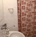 Privát Veľký Meder 2402 - dvojlôžková izba Klasik  (14 m&amp;sup2;):   (1 x  spojené postele),  vlastná kúpeľňa v izbe (sprchovací kút, WC v kúpeľni), káblová TV, spoločná kuchyňa, chladnička, rýchlovarná konvica, mikrovlnka, dvojplatnička, parkovacie miesto, prízemie