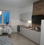 Apartament  Veľký Meder 2416 - apartament : 2 x 2 - łóżkowy pokój  (1 x  złącóne łóżka  ), kablowa televizja , pokój dzienny   połączony z jadialnim kątem   (televizja), kuchnia  (łodowka, czajnik elektryczny, dwupalnikowa płyta, kuchenka mikrofalowa), 2 x łazienka (2 x kąt prysznicowy, 2 x WC łazienka, 2 x umywalka), wspólne wejście z innym pokojem albo apartamentem