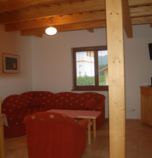 Rekreačný dom Donovaly 2955 - apartmán A: 1 x dvojlôžková izba (1 x  manželská posteľ), 1 x dvojlôžková izba (2 x  samostatné lôžko),  + 2 x prístelka (1 x rozkladací gauč, spoločenská miestnosť  ), spoločenská miestnosť  prepojená s jedálenským kútom (TV, DVD - prehrávač, posedenie), kuchyňa (chladnička s mrazničkou, rýchlovarná kanvica, sklokeramická varná doska, elektrická rúra na pečenie, mikrovlnka), kúpelňa (sprchovací kút, WC v kúpeľni, umývadlo), spoločný vchod s inou izbou alebo apartmánom, prízemie