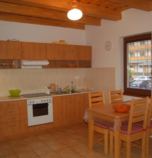 Rekreačný dom Donovaly 2955 - apartmán A: 1 x dvojlôžková izba (1 x  manželská posteľ), 1 x dvojlôžková izba (2 x  samostatné lôžko),  + 2 x prístelka (1 x rozkladací gauč, spoločenská miestnosť  ), spoločenská miestnosť  prepojená s jedálenským kútom (TV, DVD - prehrávač, posedenie), kuchyňa (chladnička s mrazničkou, rýchlovarná kanvica, sklokeramická varná doska, elektrická rúra na pečenie, mikrovlnka), kúpelňa (sprchovací kút, WC v kúpeľni, umývadlo), spoločný vchod s inou izbou alebo apartmánom, prízemie