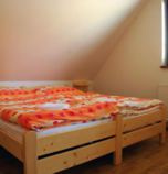 Rekreačný dom Donovaly 2955 - apartmán B: 1 x dvojlôžková izba (1 x  manželská posteľ), 1 x dvojlôžková izba (2 x  samostatné lôžko),  + 2 x prístelka (1 x rozkladací gauč, spoločenská miestnosť  ), spoločenská miestnosť  prepojená s jedálenským kútom (TV, DVD - prehrávač, posedenie), kuchyňa (chladnička s mrazničkou, rýchlovarná kanvica, sklokeramická varná doska, elektrická rúra na pečenie, mikrovlnka), kúpelňa (sprchovací kút, WC v kúpeľni, umývadlo), spoločný vchod s inou izbou alebo apartmánom, 1. poschodie
