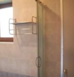 Rekreačný dom Donovaly 2955 - apartmán B: 1 x dvojlôžková izba (1 x  manželská posteľ), 1 x dvojlôžková izba (2 x  samostatné lôžko),  + 2 x prístelka (1 x rozkladací gauč, spoločenská miestnosť  ), spoločenská miestnosť  prepojená s jedálenským kútom (TV, DVD - prehrávač, posedenie), kuchyňa (chladnička s mrazničkou, rýchlovarná kanvica, sklokeramická varná doska, elektrická rúra na pečenie, mikrovlnka), kúpelňa (sprchovací kút, WC v kúpeľni, umývadlo), spoločný vchod s inou izbou alebo apartmánom, 1. poschodie