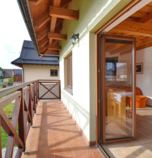 Apartmán Donovaly 2956 - apartmán A: 1 x dvojlôžková izba (1 x  manželská posteľ), 1 x dvojlôžková izba (2 x  samostatné lôžko),  + 2 x prístelka (1 x rozkladací gauč, spoločenská miestnosť  ), spoločenská miestnosť  prepojená s jedálenským kútom (TV, DVD - prehrávač, posedenie), kuchyňa (chladnička s mrazničkou, rýchlovarná kanvica, sklokeramická varná doska, elektrická rúra na pečenie, mikrovlnka), kúpelňa (sprchovací kút, WC v kúpeľni, umývadlo), spoločný vchod s inou izbou alebo apartmánom, prízemie
