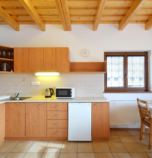 Apartmán Donovaly 2956 - apartmán A: 1 x dvojlôžková izba (1 x  manželská posteľ), 1 x dvojlôžková izba (2 x  samostatné lôžko),  + 2 x prístelka (1 x rozkladací gauč, spoločenská miestnosť  ), spoločenská miestnosť  prepojená s jedálenským kútom (TV, DVD - prehrávač, posedenie), kuchyňa (chladnička s mrazničkou, rýchlovarná kanvica, sklokeramická varná doska, elektrická rúra na pečenie, mikrovlnka), kúpelňa (sprchovací kút, WC v kúpeľni, umývadlo), spoločný vchod s inou izbou alebo apartmánom, prízemie