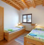 Apartmán Donovaly 2956 - apartmán A: 1 x dvojlôžková izba (1 x  manželská posteľ), 1 x dvojlôžková izba (2 x  samostatné lôžko),  + 2 x prístelka (1 x rozkladací gauč, spoločenská miestnosť  ), spoločenská miestnosť  prepojená s jedálenským kútom (TV, DVD - prehrávač, posedenie), kuchyňa (chladnička s mrazničkou, rýchlovarná kanvica, sklokeramická varná doska, elektrická rúra na pečenie, mikrovlnka), kúpelňa (sprchovací kút, WC v kúpeľni, umývadlo), spoločný vchod s inou izbou alebo apartmánom, prízemie