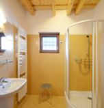 Apartmán Donovaly 2956 - apartmán A: 1 x dvojlôžková izba (1 x  manželská posteľ), 1 x dvojlôžková izba (2 x  samostatné lôžko),  + 2 x prístelka (1 x rozkladací gauč, spoločenská miestnosť  ), spoločenská miestnosť  prepojená s jedálenským kútom (TV, DVD - prehrávač, posedenie), kuchyňa (chladnička s mrazničkou, rýchlovarná kanvica, sklokeramická varná doska, elektrická rúra na pečenie, mikrovlnka), kúpelňa (sprchovací kút, WC v kúpeľni, umývadlo), spoločný vchod s inou izbou alebo apartmánom, prízemie