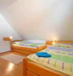 Apartmán Donovaly 2956 - apartmán B: 1 x dvojlôžková izba (1 x  manželská posteľ), 1 x dvojlôžková izba (2 x  samostatné lôžko),  + 2 x prístelka (1 x rozkladací gauč, spoločenská miestnosť  ), spoločenská miestnosť  prepojená s jedálenským kútom (TV, DVD - prehrávač, posedenie), kuchyňa (chladnička s mrazničkou, rýchlovarná kanvica, sklokeramická varná doska, elektrická rúra na pečenie, mikrovlnka), kúpelňa (sprchovací kút, WC v kúpeľni, umývadlo), spoločný vchod s inou izbou alebo apartmánom, 1. poschodie