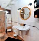Apartmánový dom Tatranská Lomnica 3130 - apartmán A  (25-40 m&amp;sup2;): 1 x dvojlôžková izba (1 x  manželská posteľ), s balkónom,  + 2 x prístelka (1 x rozkladací gauč, spoločenská miestnosť  ), spoločenská miestnosť  (TV+SAT, posedenie), kuchynský kút (chladnička, rýchlovarná kanvica, dvojplatnička), kúpelňa (sprcha, WC v kúpeľni, umývadlo)