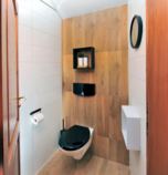 Apartmánový dom Tatranská Lomnica 3130 - apartmán A  (25-40 m&amp;sup2;): 1 x dvojlôžková izba (1 x  manželská posteľ), s balkónom,  + 2 x prístelka (1 x rozkladací gauč, spoločenská miestnosť  ), spoločenská miestnosť  (TV+SAT, posedenie), kuchynský kút (chladnička, rýchlovarná kanvica, dvojplatnička), kúpelňa (sprcha, WC v kúpeľni, umývadlo)