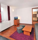 Apartmánový dom Resort vila Beatrice - Depandance Magnolia Tatranská Lomnica 3609 - štúdio Typ A  (28 m&amp;sup2;): 1 x dvojlôžková izba (1 x  manželská posteľ),  + 1 x prístelka (1 x rozkladací gauč), spoločenská miestnosť  prepojená s kuchynským kútom (TV+SAT, rádio, posedenie), kuchynský kút (chladnička, rýchlovarná kanvica, dvojplatnička), kúpelňa (sprchovací kút, WC v kúpeľni, umývadlo)