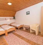 Privát Habovka 3764 - štúdio ŠTÚDIO 2: 1 x štvorlôžková izba (4 x  lôžko), vlastná kúpeľňa v izbe (sprchovací kút, umývadlo, WC v kúpeľni, sušič vlasov), bez balkóna, bez terasy, TV, wifi (bezdrôtové) pripojenie, internet zdarma, kuchynka, chladnička, rýchlovarná konvica, mikrovlnka, varič, sušič vlasov, umývadlo, uteráky, parkovacie miesto,  + 1 x prístelka (1 x prístelka, spoločenská miestnosť  ), spoločenská miestnosť  (TV, internet zdarma, wifi (bezdrôtové) pripojenie), kuchynka (chladnička s výparníkom, rýchlovarná kanvica, dvojplatnička, varič, mikrovlnka), kúpelňa (sprcha, WC v kúpeľni, umývadlo), samostatný vchod, podkrovie
