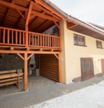 Privát Habovka 3764 - štúdio ŠTÚDIO 2: 1 x štvorlôžková izba (4 x  lôžko), vlastná kúpeľňa v izbe (sprchovací kút, umývadlo, WC v kúpeľni, sušič vlasov), bez balkóna, bez terasy, TV, wifi (bezdrôtové) pripojenie, internet zdarma, kuchynka, chladnička, rýchlovarná konvica, mikrovlnka, varič, sušič vlasov, umývadlo, uteráky, parkovacie miesto,  + 1 x prístelka (1 x prístelka, spoločenská miestnosť  ), spoločenská miestnosť  (TV, internet zdarma, wifi (bezdrôtové) pripojenie), kuchynka (chladnička s výparníkom, rýchlovarná kanvica, dvojplatnička, varič, mikrovlnka), kúpelňa (sprcha, WC v kúpeľni, umývadlo), samostatný vchod, podkrovie