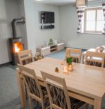 Chata Demänovská Dolina 3793 - apartmán Apartmán Deluxe De lux  (44 m&amp;sup2;): 1 x dvoulůžkový pokoj (1 x  manželská postel), Vlastní koupelny v pokoji (sprchovací kout, umývadlo, WC v koupelně), bez balkonu, bez terasy, LCD, wifi (bezdrátové) připojení, internet zdarma, ručníky 2, parkovací místo,  + 2 x přistýlka  (2 x rozkládací gauč, společenská místnost ), společenská místnost propojená s kuchyňkou (LCD, CD-přehrávač, DVD-přehrávač, krb, internet zdarma, wifi (bezdrátové) připojení, rychlovarná konvice), kuchyňka (Lednička s výparníkem, rýchlovarná konvice, kávovar, sklokeramická varná deska, elektrická trouba na pečení, mikrovlnka), koupelna (sprchovací kout, WC v koupelně, umyvadlo), koupelna (samostatné WC, umyvadlo), společný vchod s jiným pokojem nebo apartmánem