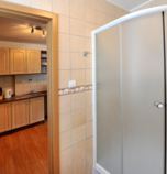 Apartmánový dom Tatranská Lomnica 3977 - štúdio  (25-30 m&amp;sup2;): 1 x dvojlôžková izba (1 x  manželská posteľ),  + 2 x prístelka (1 x rozkladací gauč, spoločenská miestnosť  ), spoločenská miestnosť  (TV+SAT, posedenie), kuchynský kút (chladnička, rýchlovarná kanvica, dvojplatnička), kúpelňa (sprchovací kút, WC v kúpeľni, umývadlo)