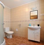 Apartmánový dom Tatranská Lomnica 3977 - štúdio  (25-30 m&amp;sup2;): 1 x dvojlôžková izba (1 x  manželská posteľ),  + 2 x prístelka (1 x rozkladací gauč, spoločenská miestnosť  ), spoločenská miestnosť  (TV+SAT, posedenie), kuchynský kút (chladnička, rýchlovarná kanvica, dvojplatnička), kúpelňa (sprchovací kút, WC v kúpeľni, umývadlo)