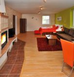 Apartmánový dom Tatranská Lomnica 3977 - štúdio  (25-30 m&amp;sup2;): 1 x dvojlôžková izba (1 x  manželská posteľ),  + 2 x prístelka (1 x rozkladací gauč, spoločenská miestnosť  ), spoločenská miestnosť  (TV+SAT, posedenie), kuchynský kút (chladnička, rýchlovarná kanvica, dvojplatnička), kúpelňa (sprchovací kút, WC v kúpeľni, umývadlo)