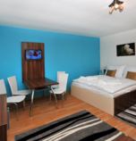 Apartmánový dom Tatranská Lomnica 3977 - štúdio  (25-30 m&amp;sup2;): 1 x dvojlôžková izba (1 x  manželská posteľ),  + 2 x prístelka (1 x rozkladací gauč, spoločenská miestnosť  ), spoločenská miestnosť  (TV+SAT, posedenie), kuchynský kút (chladnička, rýchlovarná kanvica, dvojplatnička), kúpelňa (sprchovací kút, WC v kúpeľni, umývadlo)