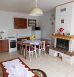 Apartmán Apartmany Tania Závažná Poruba 4443 - apartmán prízemný Standard plus  (80 m&amp;sup2;): 1 x třílůžkový pokoj, Vlastní koupelny v pokoji (sprchovací kout, umývadlo, WC v koupelně), wifi (bezdrátové) připojení, internet zdarma, výhled na hory, výhled do zahrady, 1 x třílůžkový pokoj, Vlastní koupelny v pokoji (sprchovací kout, umývadlo, WC v koupelně), wifi (bezdrátové) připojení, internet zdarma, výhled na hory, společenská místnost propojená s kuchyňkou (TV, krb, internet zdarma, wifi (bezdrátové) připojení, kávovar, vstup na terasu), kuchyňka (Lednička s výparníkem, rýchlovarná konvice, kávovar, sporák elektr., elektrická trouba na pečení, mikrovlnka, myčka nádobí), TV, posezení, krb, internet zdarma, wifi (bezdrátové) připojení, vstup na terasu, společný vchod s jiným pokojem nebo apartmánem, přízemí
