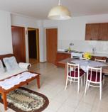 Apartmán Apartmany Tania Závažná Poruba 4443 - apartmán prízemný Standard plus  (80 m&amp;sup2;): 1 x třílůžkový pokoj, Vlastní koupelny v pokoji (sprchovací kout, umývadlo, WC v koupelně), wifi (bezdrátové) připojení, internet zdarma, výhled na hory, výhled do zahrady, 1 x třílůžkový pokoj, Vlastní koupelny v pokoji (sprchovací kout, umývadlo, WC v koupelně), wifi (bezdrátové) připojení, internet zdarma, výhled na hory, společenská místnost propojená s kuchyňkou (TV, krb, internet zdarma, wifi (bezdrátové) připojení, kávovar, vstup na terasu), kuchyňka (Lednička s výparníkem, rýchlovarná konvice, kávovar, sporák elektr., elektrická trouba na pečení, mikrovlnka, myčka nádobí), TV, posezení, krb, internet zdarma, wifi (bezdrátové) připojení, vstup na terasu, společný vchod s jiným pokojem nebo apartmánem, přízemí
