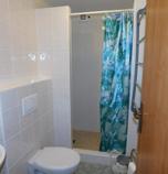 Apartmán Apartmany Tania Závažná Poruba 4443 - apartmán prízemný Standard plus  (80 m&amp;sup2;): 1 x třílůžkový pokoj, Vlastní koupelny v pokoji (sprchovací kout, umývadlo, WC v koupelně), wifi (bezdrátové) připojení, internet zdarma, výhled na hory, výhled do zahrady, 1 x třílůžkový pokoj, Vlastní koupelny v pokoji (sprchovací kout, umývadlo, WC v koupelně), wifi (bezdrátové) připojení, internet zdarma, výhled na hory, společenská místnost propojená s kuchyňkou (TV, krb, internet zdarma, wifi (bezdrátové) připojení, kávovar, vstup na terasu), kuchyňka (Lednička s výparníkem, rýchlovarná konvice, kávovar, sporák elektr., elektrická trouba na pečení, mikrovlnka, myčka nádobí), TV, posezení, krb, internet zdarma, wifi (bezdrátové) připojení, vstup na terasu, společný vchod s jiným pokojem nebo apartmánem, přízemí