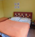 Apartmán Apartmany Tania Závažná Poruba 4443 - apartmán prízemný Standard plus  (80 m&amp;sup2;): 1 x třílůžkový pokoj, Vlastní koupelny v pokoji (sprchovací kout, umývadlo, WC v koupelně), wifi (bezdrátové) připojení, internet zdarma, výhled na hory, výhled do zahrady, 1 x třílůžkový pokoj, Vlastní koupelny v pokoji (sprchovací kout, umývadlo, WC v koupelně), wifi (bezdrátové) připojení, internet zdarma, výhled na hory, společenská místnost propojená s kuchyňkou (TV, krb, internet zdarma, wifi (bezdrátové) připojení, kávovar, vstup na terasu), kuchyňka (Lednička s výparníkem, rýchlovarná konvice, kávovar, sporák elektr., elektrická trouba na pečení, mikrovlnka, myčka nádobí), TV, posezení, krb, internet zdarma, wifi (bezdrátové) připojení, vstup na terasu, společný vchod s jiným pokojem nebo apartmánem, přízemí