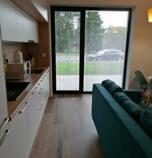 Apartmán Demänovská Dolina 4606 - dvoulůžkový pokoj:   (1 x  válenda, 1 x  manželská postel),  Vlastní koupelny v pokoji (sprchovací kout, umývadlo, WC v koupelně), bez balkonu, s terasou, wifi (bezdrátové) připojení, internet zdarma, přízemí