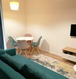 Apartmán Demänovská Dolina 4606 - dvoulůžkový pokoj:   (1 x  válenda, 1 x  manželská postel),  Vlastní koupelny v pokoji (sprchovací kout, umývadlo, WC v koupelně), bez balkonu, s terasou, wifi (bezdrátové) připojení, internet zdarma, přízemí