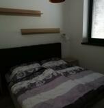 Apartmán Demänovská Dolina 4606 - dvoulůžkový pokoj:   (1 x  válenda, 1 x  manželská postel),  Vlastní koupelny v pokoji (sprchovací kout, umývadlo, WC v koupelně), bez balkonu, s terasou, wifi (bezdrátové) připojení, internet zdarma, přízemí
